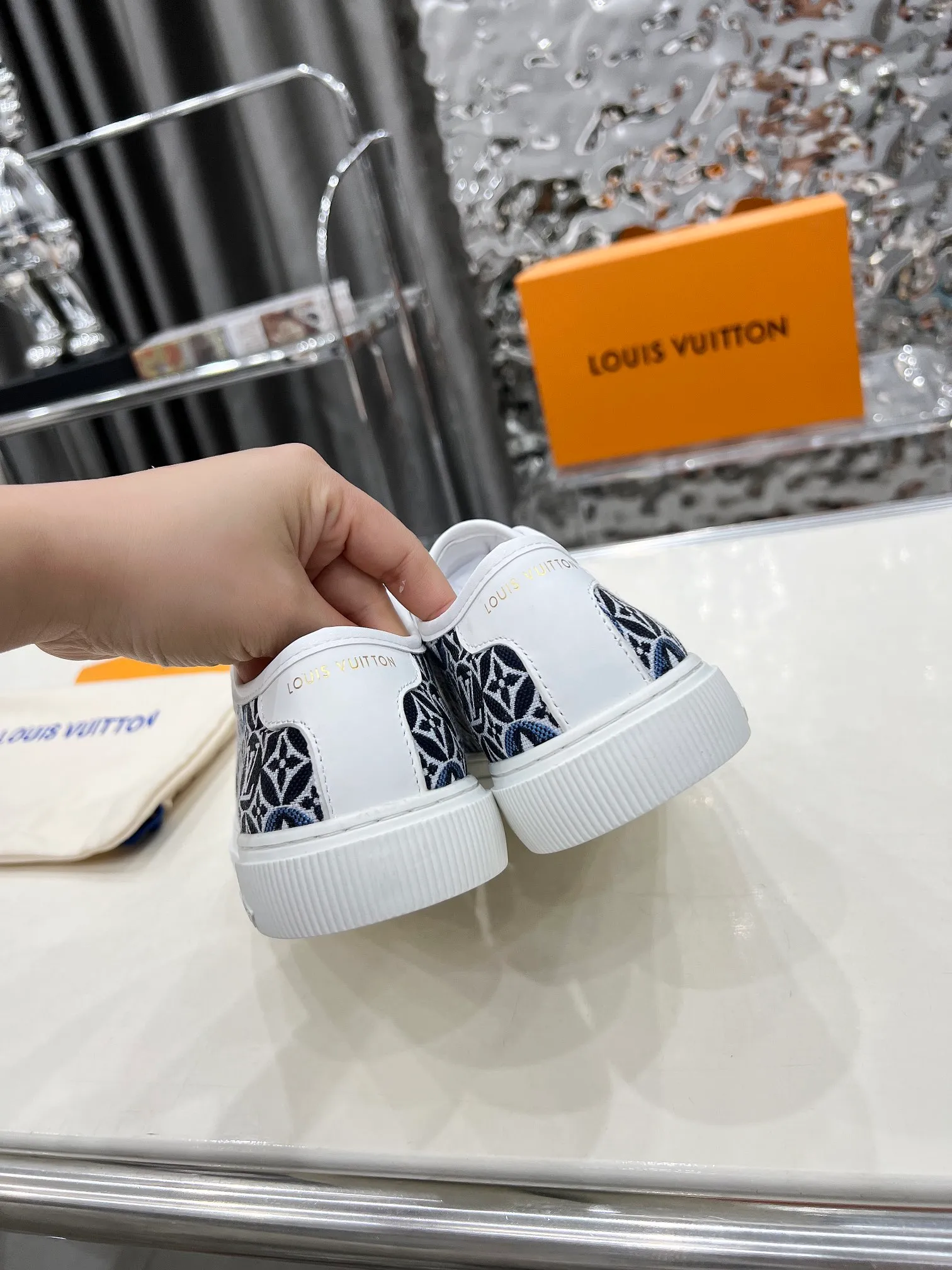 👟👟Ex-factory price 420👟👟 New arrival🆕🆕🆕 This LV Lagoon sneaker is made of lightweight canvas embroidered with the handwritten Louis Vuitton Paris logo. It highlights the casual summer atmosphere with a trendy and simple configuration, and can easily brighten up various looks. Monogram flowers bloom on the soft rubber sole. Code number: 35~41, multiple colors available! Oil edges + TPU outsole + drawer box packaging